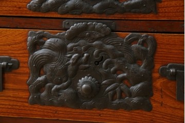 和製アンティーク　前面欅(ケヤキ)材　立派な打ち出し金具　五丁引き　重厚感ある佇まいが魅力的な庄内箪笥　(R-059246)