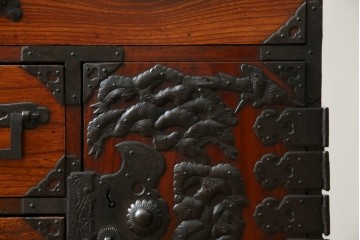 和製アンティーク　前面欅(ケヤキ)材　立派な打ち出し金具　五丁引き　重厚感ある佇まいが魅力的な庄内箪笥　(R-059246)