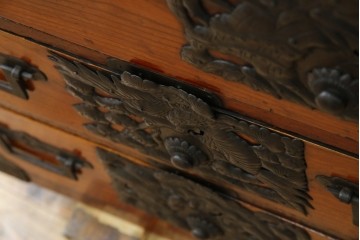 和製アンティーク　前面欅(ケヤキ)材　立派な打ち出し金具　五丁引き　重厚感ある佇まいが魅力的な庄内箪笥　(R-059246)