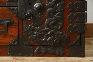 和製アンティーク　前面欅(ケヤキ)材　立派な打ち出し金具　五丁引き　重厚感ある佇まいが魅力的な庄内箪笥　(R-059246)