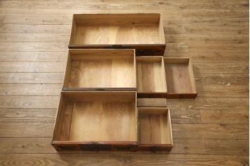 和製アンティーク　前面欅(ケヤキ)材　立派な打ち出し金具　重厚感ある佇まいが魅力的な庄内箪笥・下段(和タンス、衣装箪笥、重ね箪笥、時代箪笥、引き出し)(R-059248)