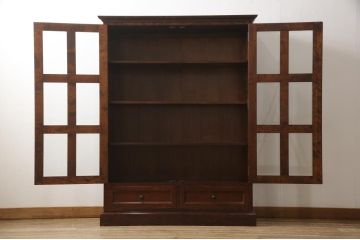 中古　美品　九州民芸家具　シックな色合いとクラシカルな佇まいが美しいブックケース(書棚、本棚、本箱、戸棚、収納棚、キャビネット)(R-059251)
