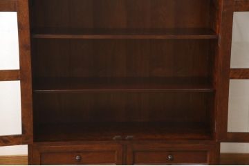 中古　美品　九州民芸家具　シックな色合いとクラシカルな佇まいが美しいブックケース(書棚、本棚、本箱、戸棚、収納棚、キャビネット)(R-059251)