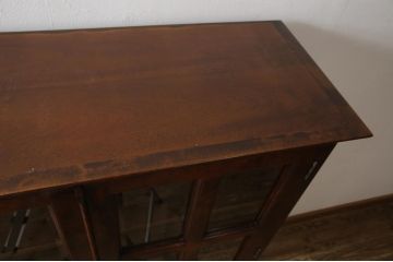 中古　美品　九州民芸家具　シックな色合いとクラシカルな佇まいが美しいブックケース(書棚、本棚、本箱、戸棚、収納棚、キャビネット)(R-059251)