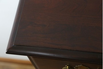 中古　美品　カナダ　ダーラム・ファニチャー(Durham Furniture)　エレガントなデザインの金具が目を引くトールチェスト　(R-059253)
