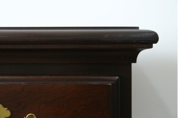 中古　美品　カナダ　ダーラム・ファニチャー(Durham Furniture)　エレガントなデザインの金具が目を引くトールチェスト　(R-059253)