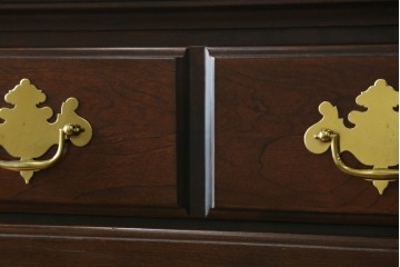 中古　美品　カナダ　ダーラム・ファニチャー(Durham Furniture)　エレガントなデザインの金具が目を引くトールチェスト　(R-059253)