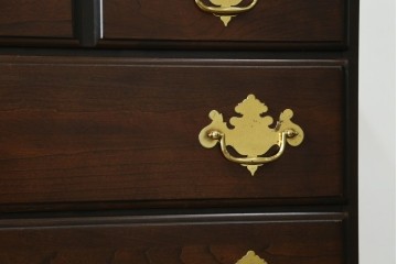 中古　美品　カナダ　ダーラム・ファニチャー(Durham Furniture)　エレガントなデザインの金具が目を引くトールチェスト　(R-059253)