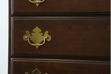 中古　美品　カナダ　ダーラム・ファニチャー(Durham Furniture)　エレガントなデザインの金具が目を引くトールチェスト　(R-059253)