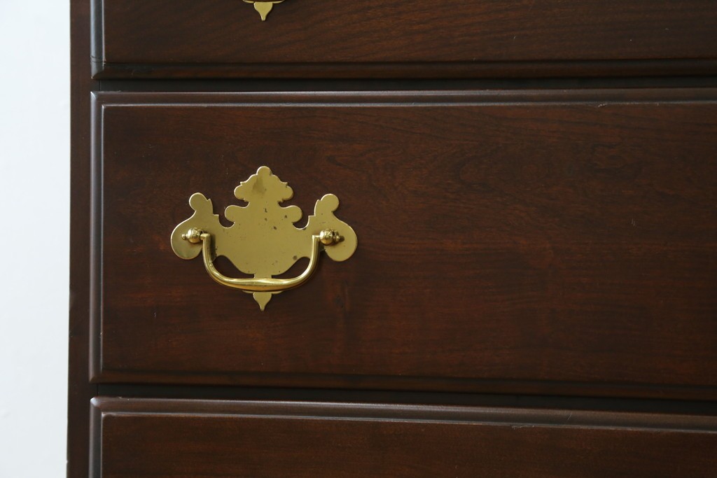 中古　美品　カナダ　ダーラム・ファニチャー(Durham Furniture)　エレガントなデザインの金具が目を引くトールチェスト　(R-059253)