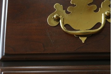 中古　美品　カナダ　ダーラム・ファニチャー(Durham Furniture)　エレガントなデザインの金具が目を引くトールチェスト　(R-059253)