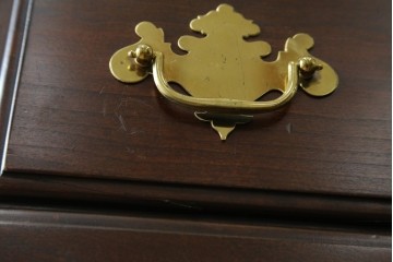 中古　美品　カナダ　ダーラム・ファニチャー(Durham Furniture)　エレガントなデザインの金具が目を引くトールチェスト　(R-059253)