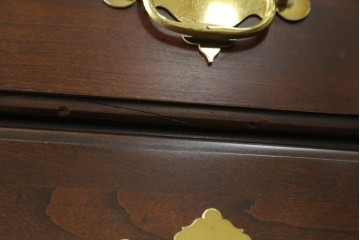 中古　美品　カナダ　ダーラム・ファニチャー(Durham Furniture)　エレガントなデザインの金具が目を引くトールチェスト　(R-059253)