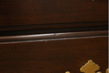 中古　美品　カナダ　ダーラム・ファニチャー(Durham Furniture)　エレガントなデザインの金具が目を引くトールチェスト　(R-059253)