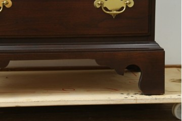 中古　美品　カナダ　ダーラム・ファニチャー(Durham Furniture)　エレガントなデザインの金具が目を引くトールチェスト　(R-059253)