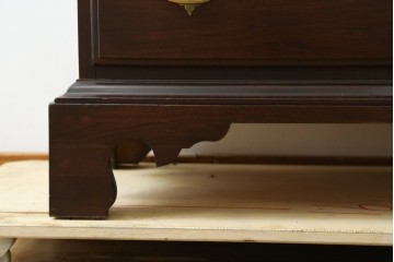 中古　美品　カナダ　ダーラム・ファニチャー(Durham Furniture)　エレガントなデザインの金具が目を引くトールチェスト　(R-059253)
