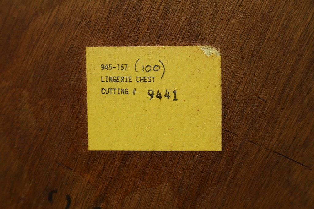 中古　美品　カナダ　ダーラム・ファニチャー(Durham Furniture)　エレガントなデザインの金具が目を引くトールチェスト　(R-059253)