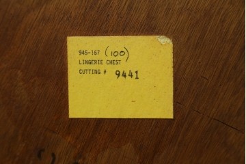 中古　美品　カナダ　ダーラム・ファニチャー(Durham Furniture)　エレガントなデザインの金具が目を引くトールチェスト　(R-059253)
