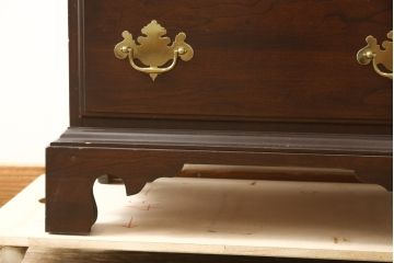 中古　美品　カナダ　ダーラム・ファニチャー(Durham Furniture)　エレガントなデザインの金具が目を引くトールチェスト(縦型チェスト、ランジェリーチェスト、引き出し)(R-059253)