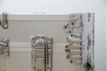 ビンテージ雑貨　和製ヴィンテージ　メンズライクな空間のアクセントにおすすめのアルミ製トランク(船トランク、収納、ディスプレイ)(R-059254)