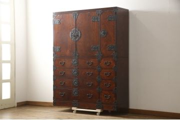 中古　美品　岩谷堂箪笥　北国2号　重厚な雰囲気の収納棚付き衣装箪笥(整理タンス、和タンス、引き出し、上下バラ売り可能)(定価約96万円)(R-059256)