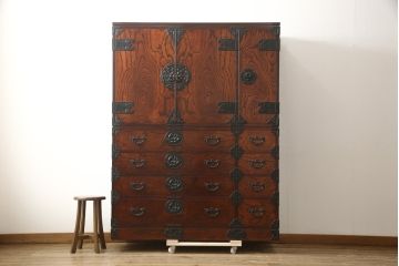 中古　美品　岩谷堂箪笥　北国2号　重厚な雰囲気の収納棚付き衣装箪笥(整理タンス、和タンス、引き出し、上下バラ売り可能)(定価約96万円)(R-059256)