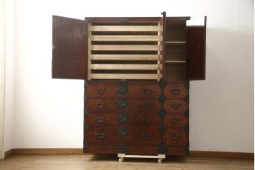 中古　美品　岩谷堂箪笥　北国2号　重厚な雰囲気の収納棚付き衣装箪笥(整理タンス、和タンス、引き出し、上下バラ売り可能)(定価約96万円)(R-059256)