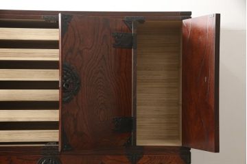 中古　美品　岩谷堂箪笥　北国2号　重厚な雰囲気の収納棚付き衣装箪笥(整理タンス、和タンス、引き出し、上下バラ売り可能)(定価約96万円)(R-059256)