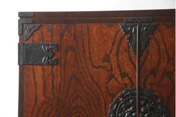 中古　美品　岩谷堂箪笥　北国2号　重厚な雰囲気の収納棚付き衣装箪笥(整理タンス、和タンス、引き出し、上下バラ売り可能)(定価約96万円)(R-059256)