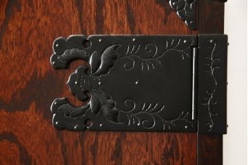 中古　美品　岩谷堂箪笥　北国2号　重厚な雰囲気の収納棚付き衣装箪笥(整理タンス、和タンス、引き出し、上下バラ売り可能)(定価約96万円)(R-059256)