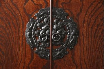 中古　美品　岩谷堂箪笥　北国2号　重厚な雰囲気の収納棚付き衣装箪笥(整理タンス、和タンス、引き出し、上下バラ売り可能)(定価約96万円)(R-059256)