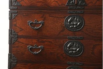 中古　美品　岩谷堂箪笥　北国2号　重厚な雰囲気の収納棚付き衣装箪笥(整理タンス、和タンス、引き出し、上下バラ売り可能)(定価約96万円)(R-059256)