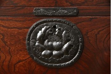 中古　美品　岩谷堂箪笥　北国2号　重厚な雰囲気の収納棚付き衣装箪笥(整理タンス、和タンス、引き出し、上下バラ売り可能)(定価約96万円)(R-059256)