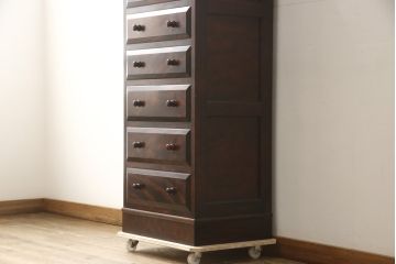 中古　美品　九州民芸家具　中桐材　深みのある色合いが落ち着いた空気づくりにピッタリの縦型チェスト(トールチェスト、引き出し)(R-059257)