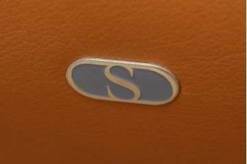 中古　美品　デセデ(de Sede)　マティアス・ホフマンデザイン　DS-102　個性的で美しい曲線のフォルムが魅力的な総本革張り3人掛けソファ(レザー、3P、2人掛け)(定価約250万円)(R-059260)