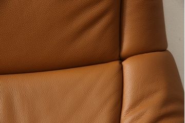 中古　美品　デセデ(de Sede)　フーゴ・デ・ロイターデザイン　DS-166　ゆったりとしたくつろぎの時間を演出する総本革張りの1人掛けリクライニングソファ&オットマンセット(レザー、スツール、1P)(定価約120万円)(R-059263)