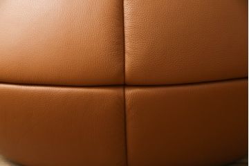 中古　美品　デセデ(de Sede)　フーゴ・デ・ロイターデザイン　DS-166　ゆったりとしたくつろぎの時間を演出する総本革張りの1人掛けリクライニングソファ&オットマンセット(レザー、スツール、1P)(定価約120万円)(R-059263)