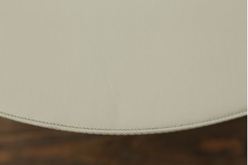 中古　美品　Poltrona Frau(ポルトローナフラウ)　Carlo Colombo(カルロ・コンボ)デザイン　TAVOLO REGOLO(タボロ レゴロ)　異素材の組み合わせがスタイリッシュな雰囲気を高めるサイドテーブル(ラウンドテーブル、コーヒーテーブル、ローテーブル)(定価約30万円)(R-059267)