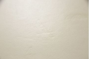中古　Poltrona Frau(ポルトローナフラウ)　Carlo Colombo(カルロ・コンボ)デザイン　TAVOLO REGOLO(タボロ レゴロ)　異素材の組み合わせがスタイリッシュな雰囲気を高めるサイドテーブル(ラウンドテーブル、コーヒーテーブル、ローテーブル)(定価約30万円)(R-059268)
