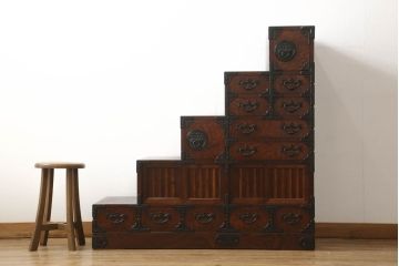 中古　美品　岩谷堂箪笥　黒々とした金具が存在感を放つ階段箪笥(和タンス、収納箪笥)(R-059272)
