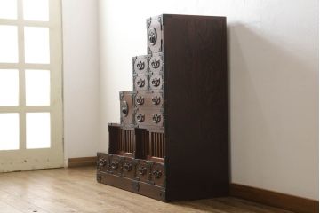 中古　美品　岩谷堂箪笥　黒々とした金具が存在感を放つ階段箪笥(和タンス、収納箪笥)(R-059272)
