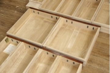 中古　美品　岩谷堂箪笥　黒々とした金具が存在感を放つ階段箪笥(和タンス、収納箪笥)(R-059272)