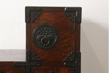 中古　美品　岩谷堂箪笥　黒々とした金具が存在感を放つ階段箪笥(和タンス、収納箪笥)(R-059272)