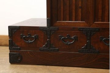 中古　美品　岩谷堂箪笥　黒々とした金具が存在感を放つ階段箪笥(和タンス、収納箪笥)(R-059272)