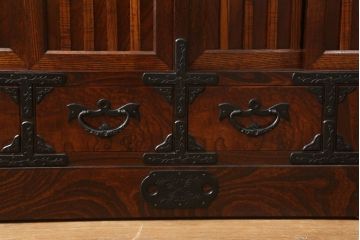 中古　美品　岩谷堂箪笥　黒々とした金具が存在感を放つ階段箪笥(和タンス、収納箪笥)(R-059272)