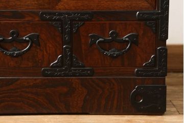 中古　美品　岩谷堂箪笥　黒々とした金具が存在感を放つ階段箪笥(和タンス、収納箪笥)(R-059272)