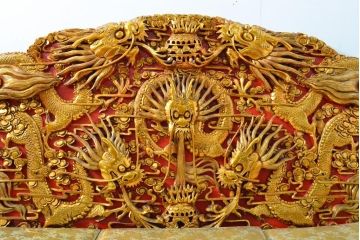 ヴィンテージ家具　超激レア!!　中国美術　王座デザイン　皇帝　黄金に輝く龍の彫刻が高貴な雰囲気を高める3人掛けソファ(ソファベンチ、3P、ビンテージ、チェア、イス、椅子)(R-059282)