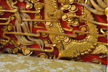 ヴィンテージ家具　超激レア!!　中国美術　王座デザイン　皇帝　黄金に輝く龍の彫刻が高貴な雰囲気を高める3人掛けソファ(ソファベンチ、3P、ビンテージ、チェア、イス、椅子)(R-059282)