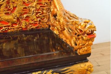 ヴィンテージ家具　超激レア!!　中国美術　王座デザイン　皇帝　黄金に輝く龍の彫刻が高貴な雰囲気を高める3人掛けソファ(ソファベンチ、3P、ビンテージ、チェア、イス、椅子)(R-059282)