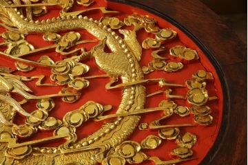 ヴィンテージ家具　超激レア!!　中国美術　王座デザイン　皇帝　まるで美術品のよう、黄金に輝く龍の彫刻が魅力的なセンターテーブル(コーヒーテーブル、ローテーブル、リビングテーブル、ビンテージ)(R-059283)